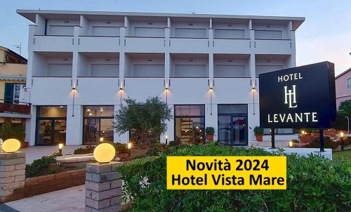 um hotel com uma placa em frente a um edifício em Hotel Levante - Isola d'Elba em Cavo