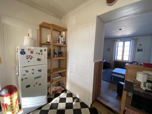 eine Küche mit einem Kühlschrank mit Magneten darauf in der Unterkunft Maison de ville 2 etoile proche plage in Les Sables-dʼOlonne