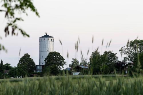 un silo en medio de un campo con hierba alta en Wasserturm Pirach, en Trostberg an der Alz