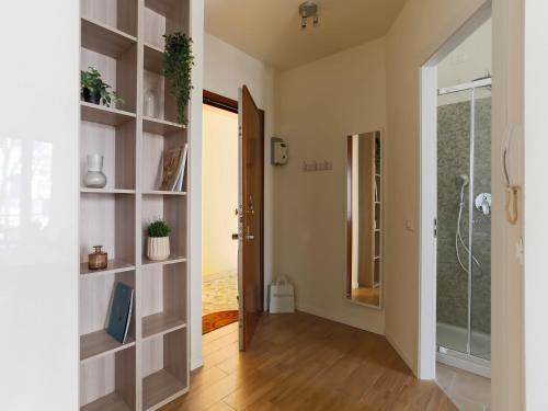 un pasillo con una puerta que conduce a un baño en The Best Rent - Morosini Apartment, en Milán