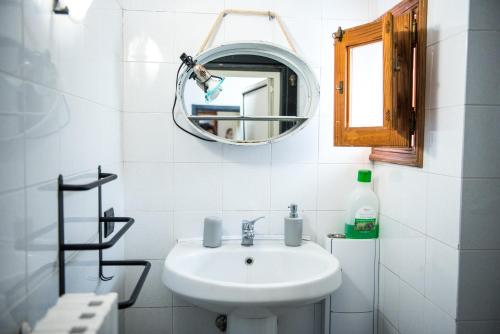 Baño blanco con lavabo y espejo en HAPPY HOUSE Salento Apartment, en Brindisi