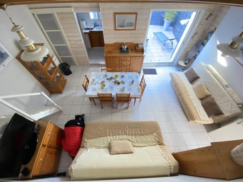 un salon avec un canapé et une table dans l'établissement Maison 1 etoile proche gare et commerces, à Les Sables-dʼOlonne