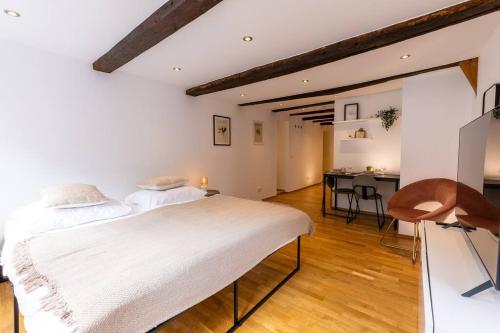 1 dormitorio con cama blanca y escritorio en Fachwerk Boutique-Hotel 2 en Hattingen