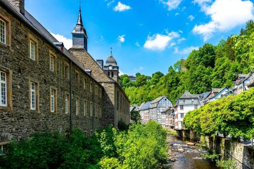 un casco antiguo con un río y edificios en Fachwerk Boutique-Hotel 2 en Hattingen