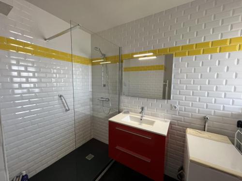 une salle de bain avec un lavabo, une douche et un miroir dans l'établissement Le Pontereau 2 étoiles - PARKING - WIFI, à Les Sables-dʼOlonne