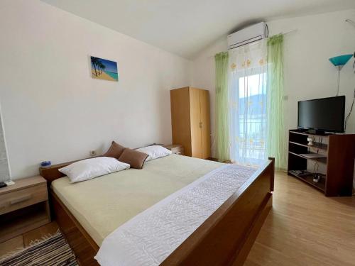 Postel nebo postele na pokoji v ubytování Apartmani Lidija Karin Donji