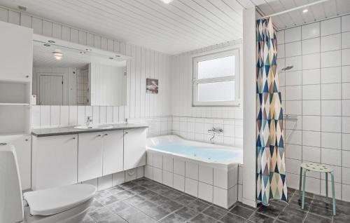 Sønderbyにある4 Bedroom Beautiful Home In Juelsmindeのバスルーム(バスタブ、トイレ、シンク付)