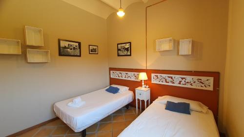 a room with two beds and a mirror at Apartamento El Pepito in Granollers