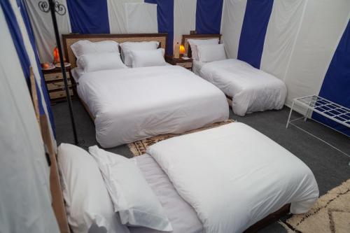 Katil atau katil-katil dalam bilik di Merzouga Luxury Camping
