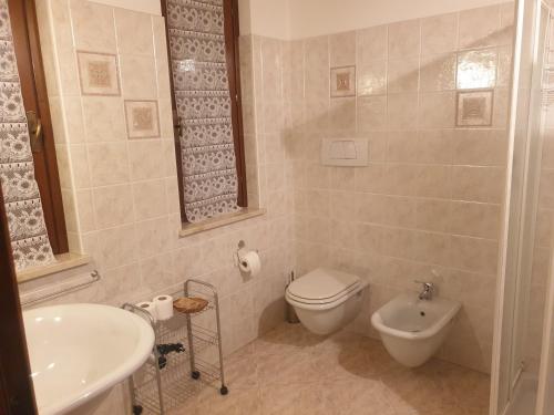 La salle de bains est pourvue de toilettes et d'un lavabo. dans l'établissement Agriturismo La Scalera, à Lonato