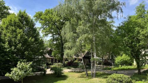 een tuin met bomen voor een huis bij Ellernhof in Dahlenburg