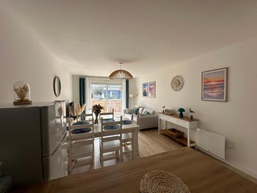 Il dispose d'une cuisine et d'un salon avec un réfrigérateur et une table. dans l'établissement La garenne, près des commerces, à Saint-Jean-de-Monts