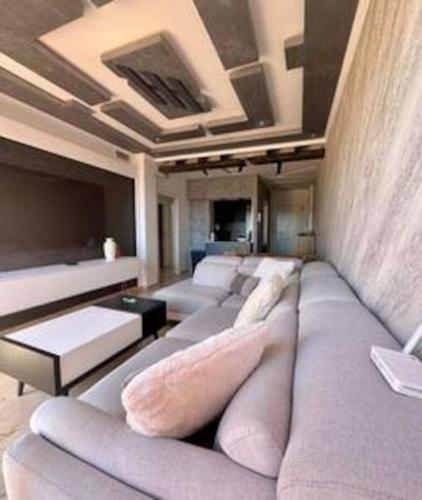 een woonkamer met een bank en een tafel bij Penthouse vue mer Manilva in Manilva