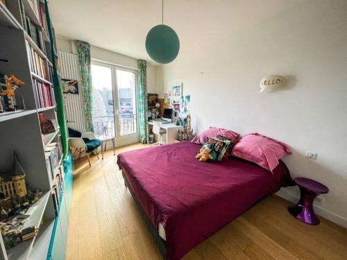 um quarto com uma cama com uma colcha roxa em 16th District Spacious Sophistication em Montreuil