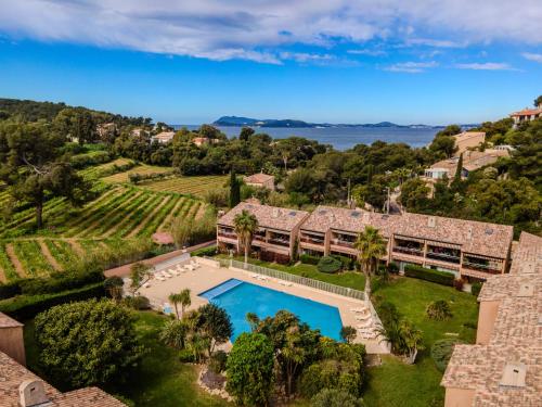 vista aerea su una tenuta con piscina di charme logement piscine terrasse a Le Pradet