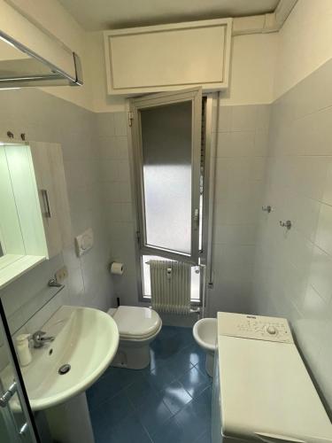 een witte badkamer met een toilet en een wastafel bij Forte Marghera 119 in Venetië