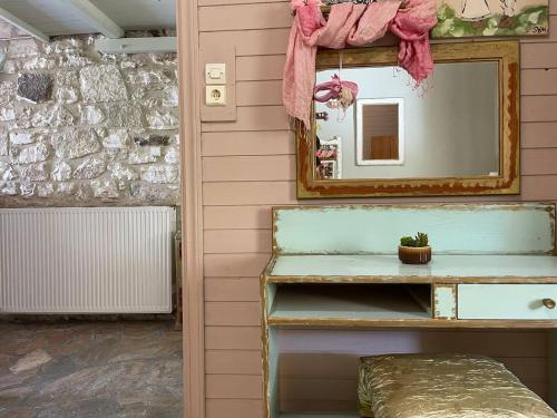 um espelho e um toucador num quarto em Family Cottage with private pool in Vafkeri, Lefkada em Vavkerí