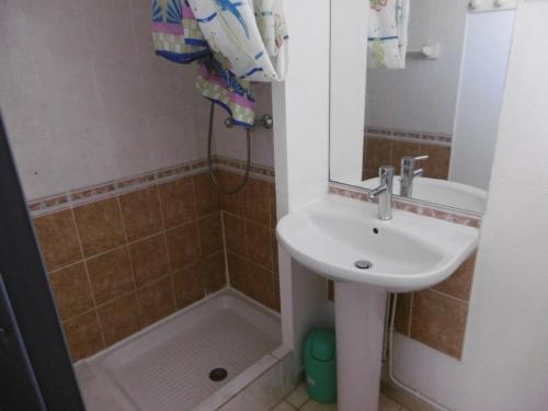 une salle de bain avec un lavabo et une douche dans l'établissement HOLIDAYLAND 302 VILLA T3 MEZZANINE 8 couchages climatisé NARBONNE PLAGE, à Narbonne-Plage