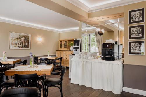 a restaurant with tables and chairs in a room at Villa Astra Baltica in Międzyzdroje