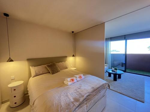 1 dormitorio con 1 cama con 2 toallas en Templa One by Gloove en Murcia