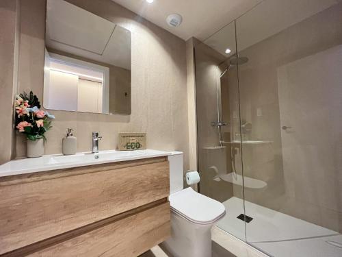 uma casa de banho com um lavatório, um WC e um chuveiro em Templa One by Gloove em Múrcia