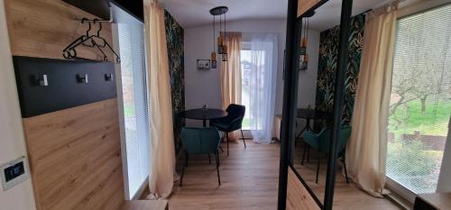 Un pasillo con una mesa y sillas en una habitación. en Studio Apartment Aurora, en Škofljica