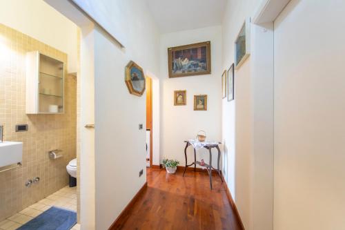 een hal met een badkamer met een wastafel en een toilet bij Bright flat close to the centre in Florence