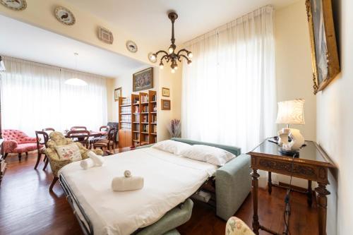 een slaapkamer met een bed en een woonkamer bij Bright flat close to the centre in Florence