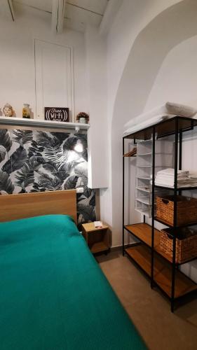 Habitación con cama y estante con toallas en Holiday Home Celsus 84 en Palermo