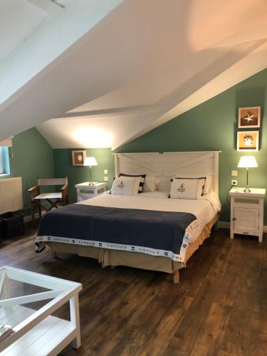 ル・テュケ・パリ・プラージュにあるオテル レ ザンブルンの緑の壁のベッドルーム1室(大型ベッド1台付)