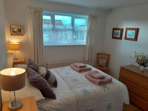 1 dormitorio con 1 cama con 2 toallas en The Barn, Poplar Farm, en York