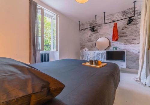 une chambre avec un grand lit et un miroir dans l'établissement Superbe appartement centre de Biarritz, à Biarritz