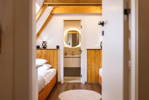 La salle de bains est pourvue de 2 lits et d'un lavabo. dans l'établissement House Vuk, à Kupjak