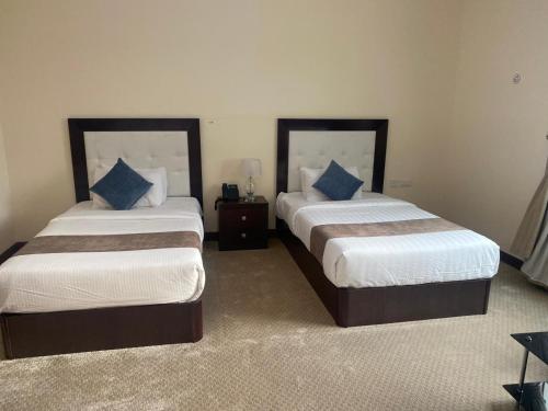 Un pat sau paturi într-o cameră la A Line Hotel