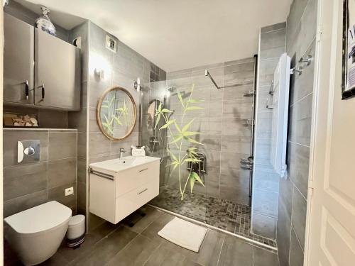 La salle de bains est pourvue d'un lavabo et d'une douche. dans l'établissement PGH N16 - à Deux Pas du Golf avec Parking Privé, à La Grande Motte