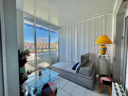 un salon avec un canapé et une table en verre dans l'établissement PGH N16 - à Deux Pas du Golf avec Parking Privé, à La Grande Motte