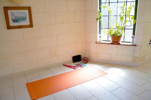 a room with a rug on the floor and a window at Casa Sammy in Sannat