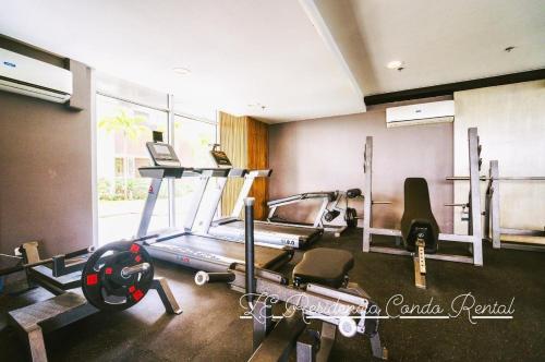 una habitación con un gimnasio con cinta de correr en Avida Tower 1 L21 staycation rm1002, en Iloilo City