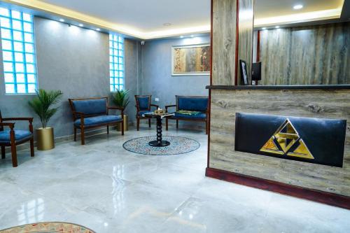 een lobby met stoelen en een tafel in een kamer bij Pyramids Sun Land Veiw in Caïro