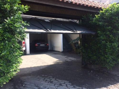 a garage with a car parked inside of it at Studio no Jabaquara a 2,8km da Expo imigrantes in Sao Paulo
