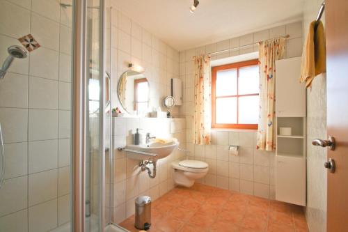 ein Bad mit einem WC, einem Waschbecken und einer Dusche in der Unterkunft Stefanutti-Hof in Grabenstätt