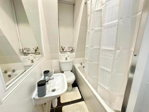 Vonios kambarys apgyvendinimo įstaigoje Three Bedroom Near London Eye