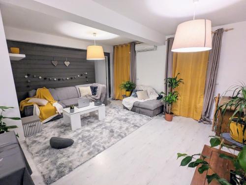 un salon avec un canapé et une table dans l'établissement Appartement cocooning, à Perpignan