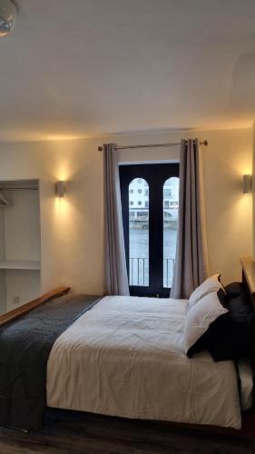 1 dormitorio con 1 cama grande y ventana en 1 main street athlone, en Athlone