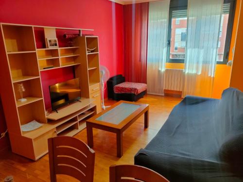 a living room with a couch and a table at Apartamento Cuco con Piscina in Logroño