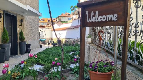 Апартамент Уют في Razgrad: علامة ترحيبية في حديقة مع الزهور