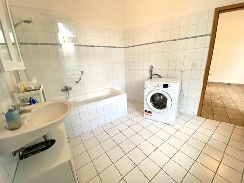 y baño con lavadora y lavamanos. en Nice Apartment in Essen, en Essen
