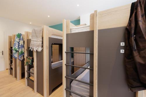 Katil dua tingkat atau katil-katil dua tingkat dalam bilik di Local Hostel & Suites