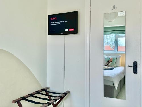Televisyen dan/atau pusat hiburan di Stylish and Cosy stay in the Heart of Malton