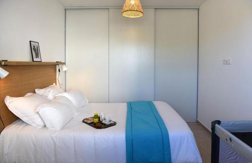 une chambre avec un lit avec un plateau dessus dans l'établissement T2 VUE MER CORSE N193, à Linguizzetta